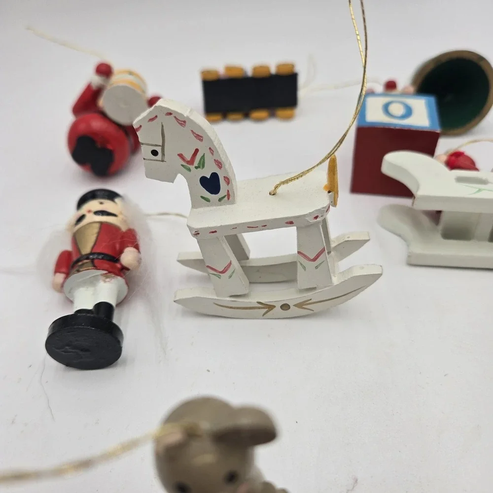 READ 12 Vtg Miniature Wooden Christmas‎ Tree Ornaments Hand-Painted